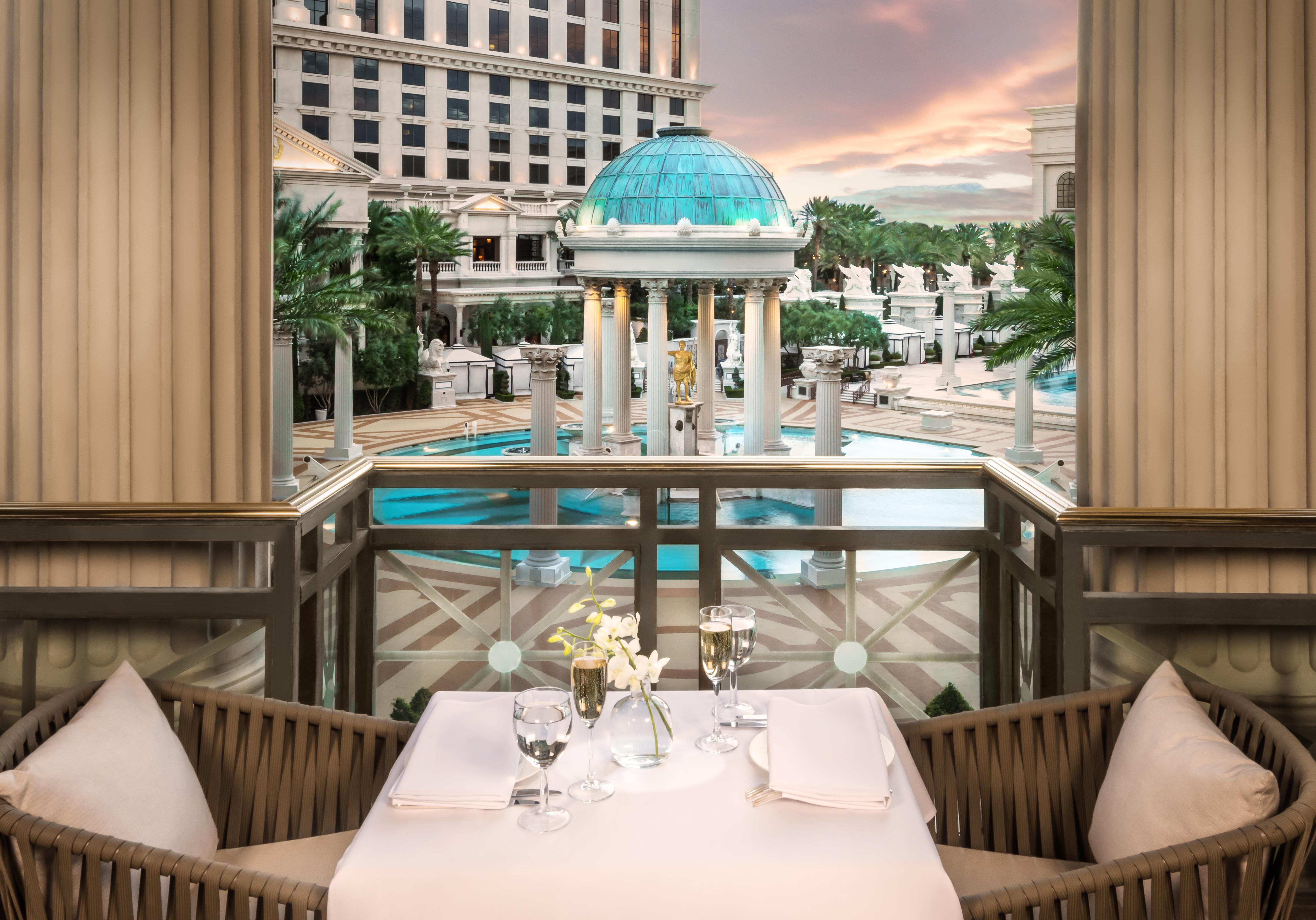 Caesars Palace Hotel & Casino Las Vegas Esterno foto The view of the pool from the restaurant